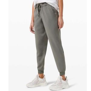 Lululemon On the Fly Jogger, green, Size 8, EUC